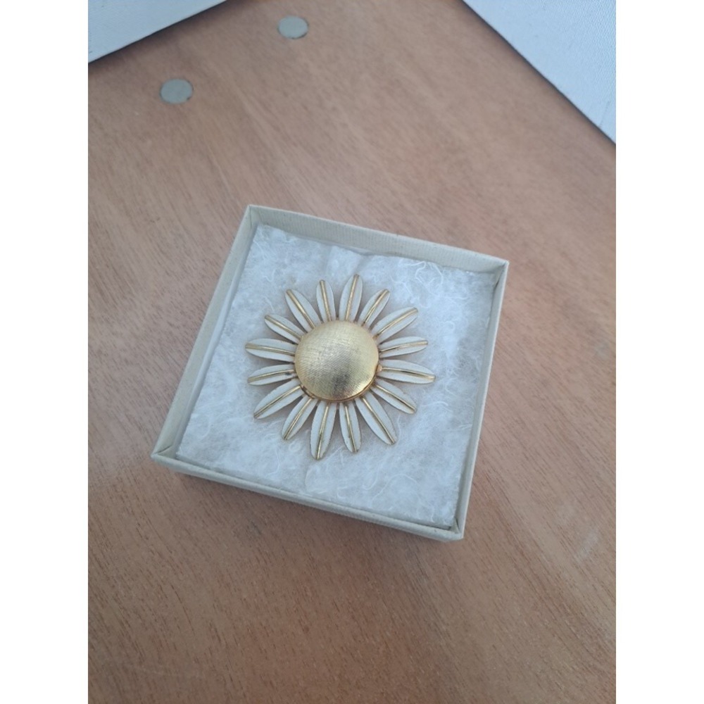 Vintage Avon White / Gold Enamel Sunflower Pin/Brooch Perfume Locket - Picture 6 of 6